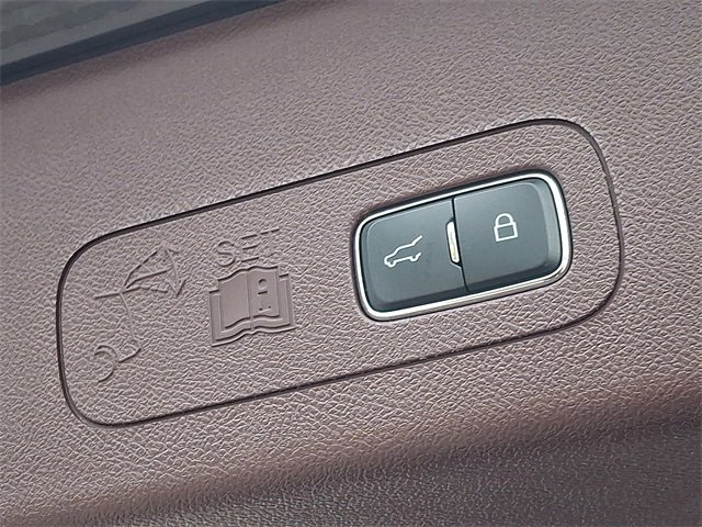 Used 2022 Lincoln Aviator Black Label w/ Class IV Trailer Tow Package image 32