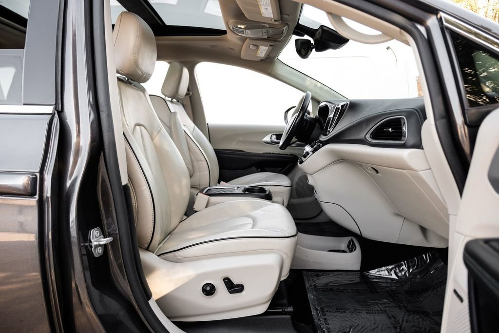 Used 2019 Chrysler Pacifica Limited w/ Advanced Safetytec Group image 37