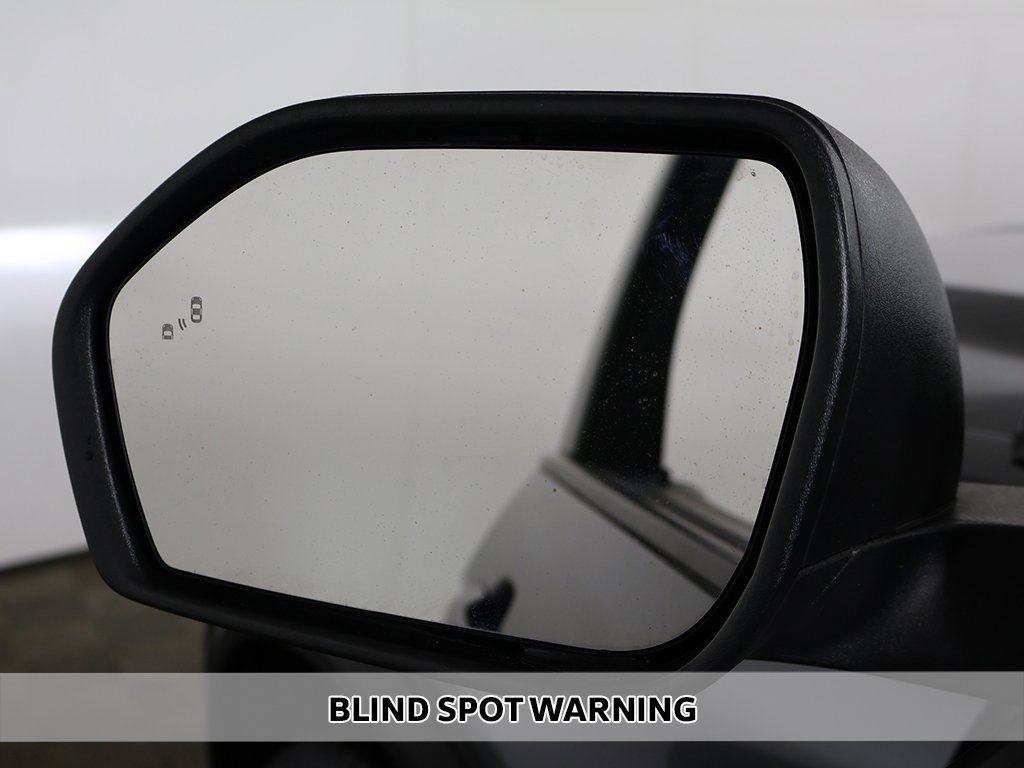 Used 2022 Ford Explorer XLT image 3