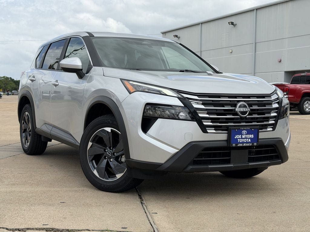 Used 2025 Nissan Rogue SV AWD/4WD image 2