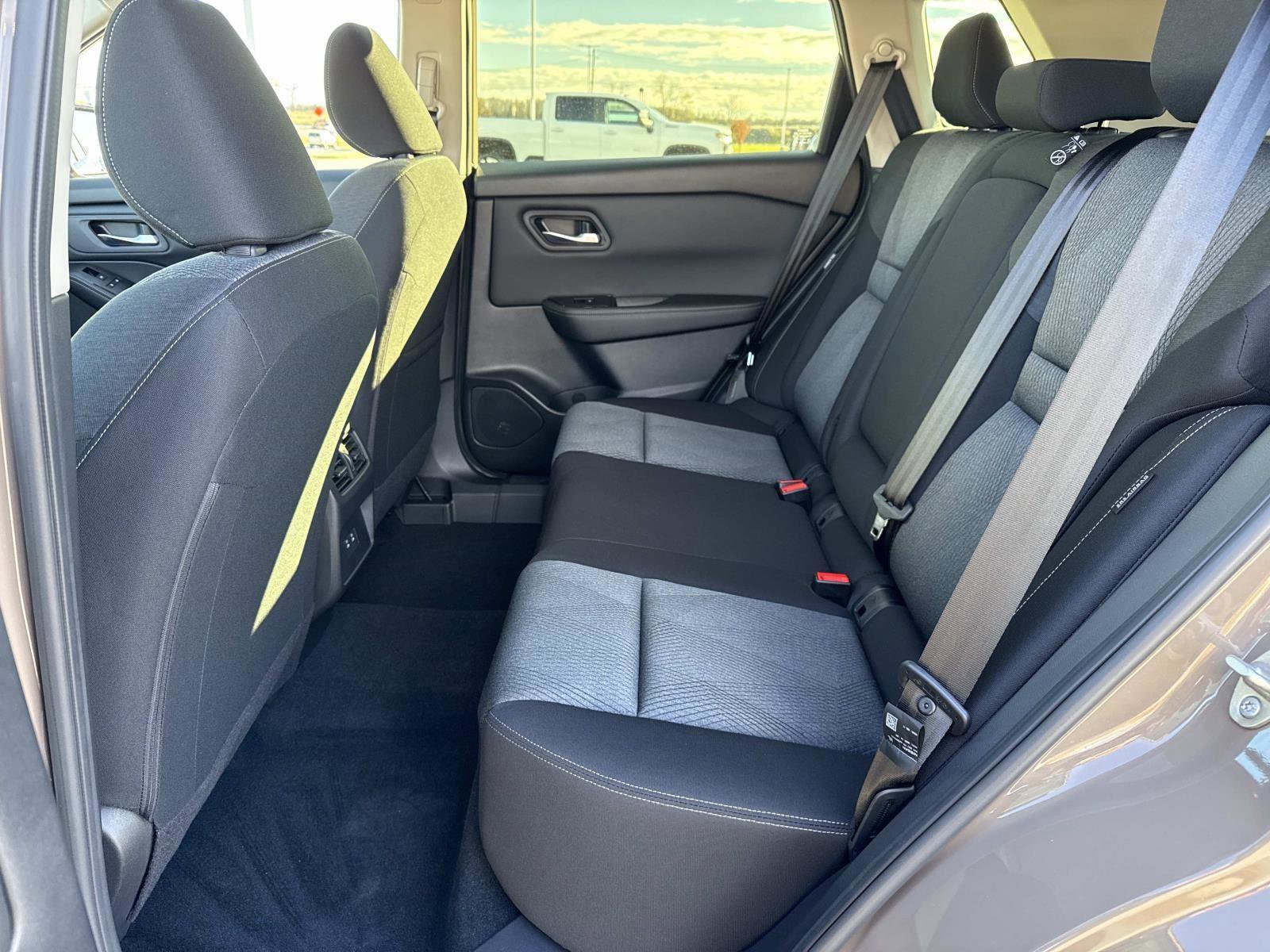 Used 2024 Nissan Rogue SV image 22