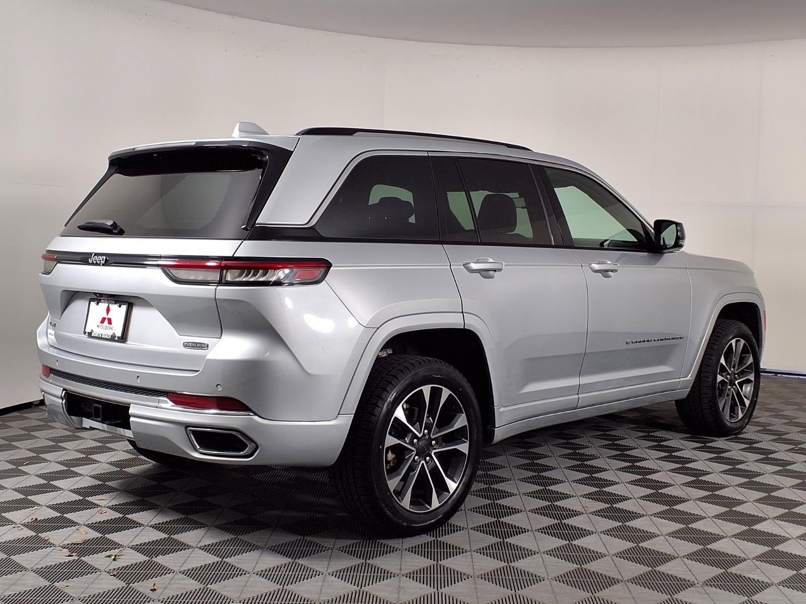 Used 2023 Jeep Grand Cherokee Overland AWD/4WD image 34