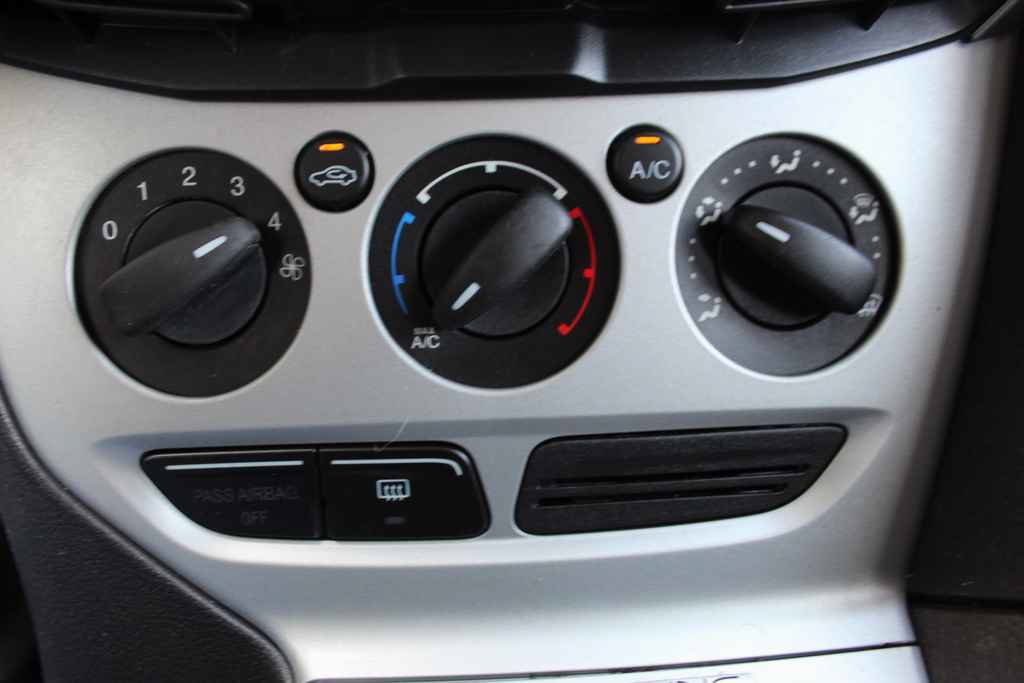 Used 2014 Ford Focus SE w/ SE Sport Package FWD image 20