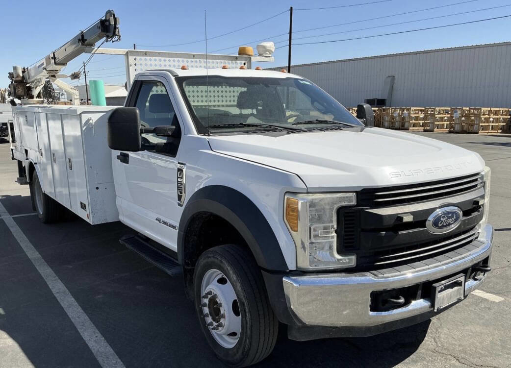 Used 2017 Ford F550 2WD Regular Cab Super Duty image 1