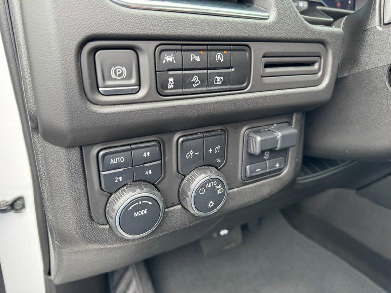 Used 2023 Chevrolet Suburban Z71 w/ Luxury Package image 18