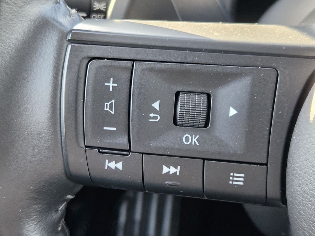 Used 2025 Nissan Pathfinder SV FWD image 23