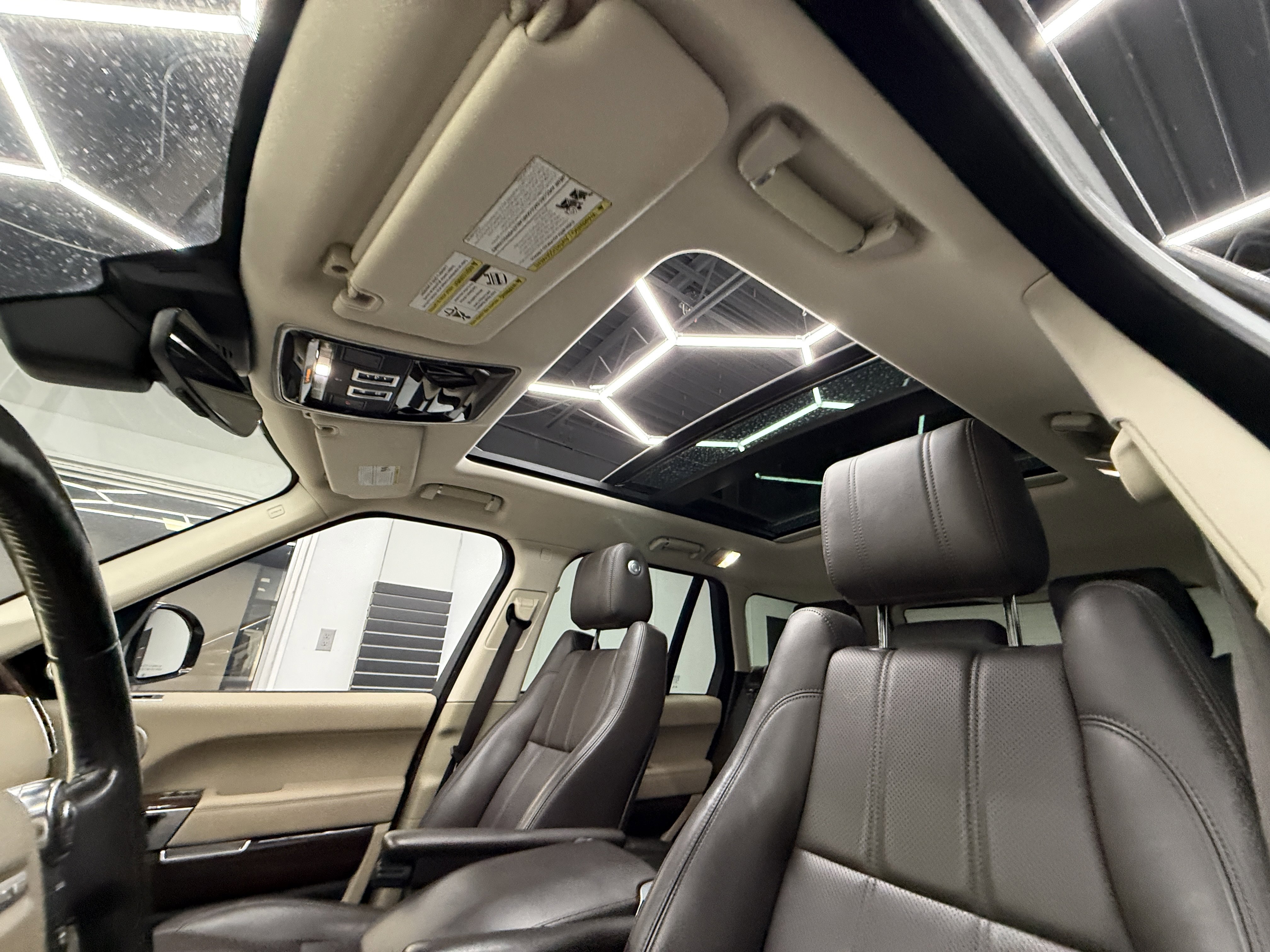 Used 2017 Land Rover Range Rover HSE image 12