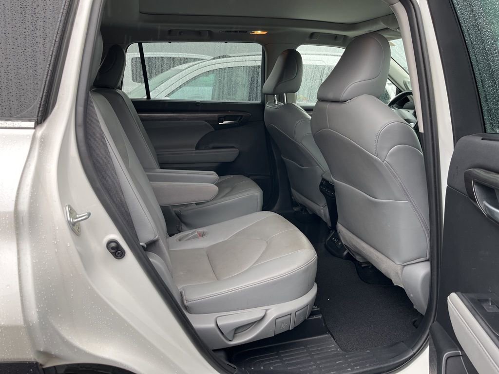 Used 2020 Toyota Highlander Platinum AWD/4WD image 3