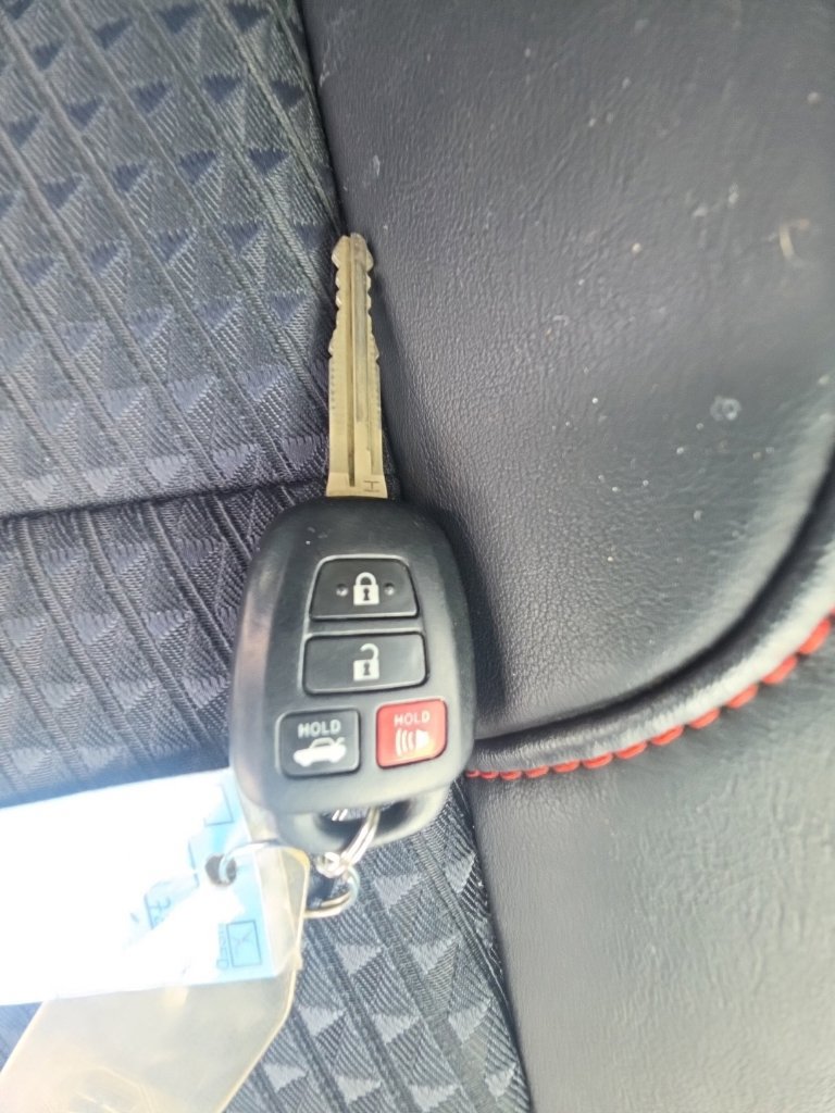 Used 2015 Toyota Camry SE w/ Moonroof Package FWD image 35