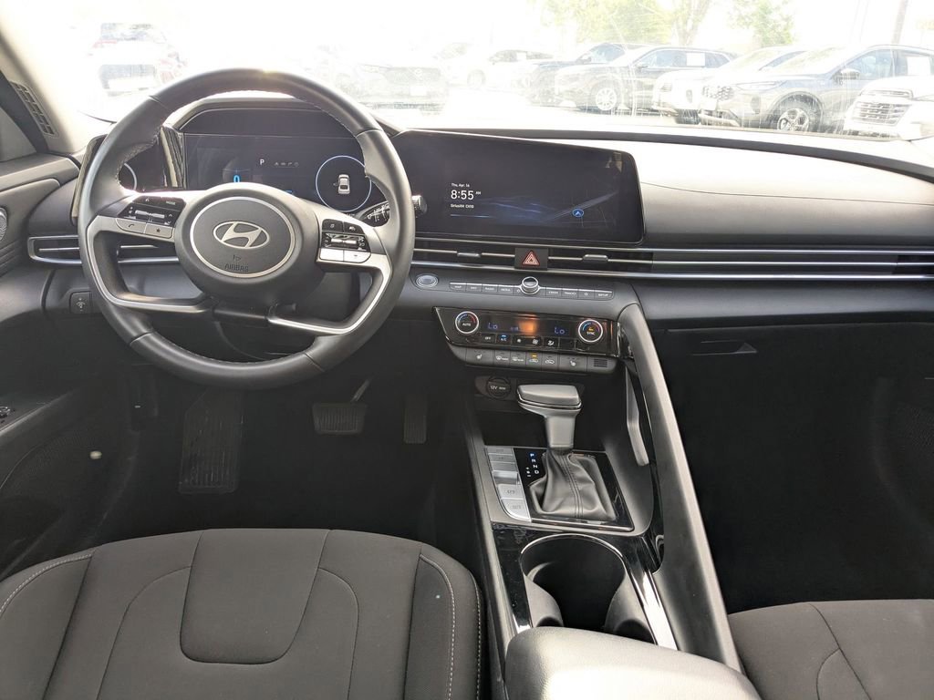 Used 2025 Hyundai Elantra SEL image 23