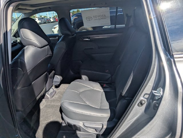 New 2026 Toyota Highlander AWD image 9