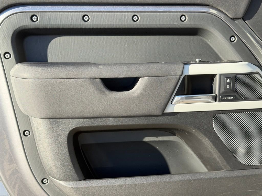 Used 2021 Land Rover Defender 110 SE image 25