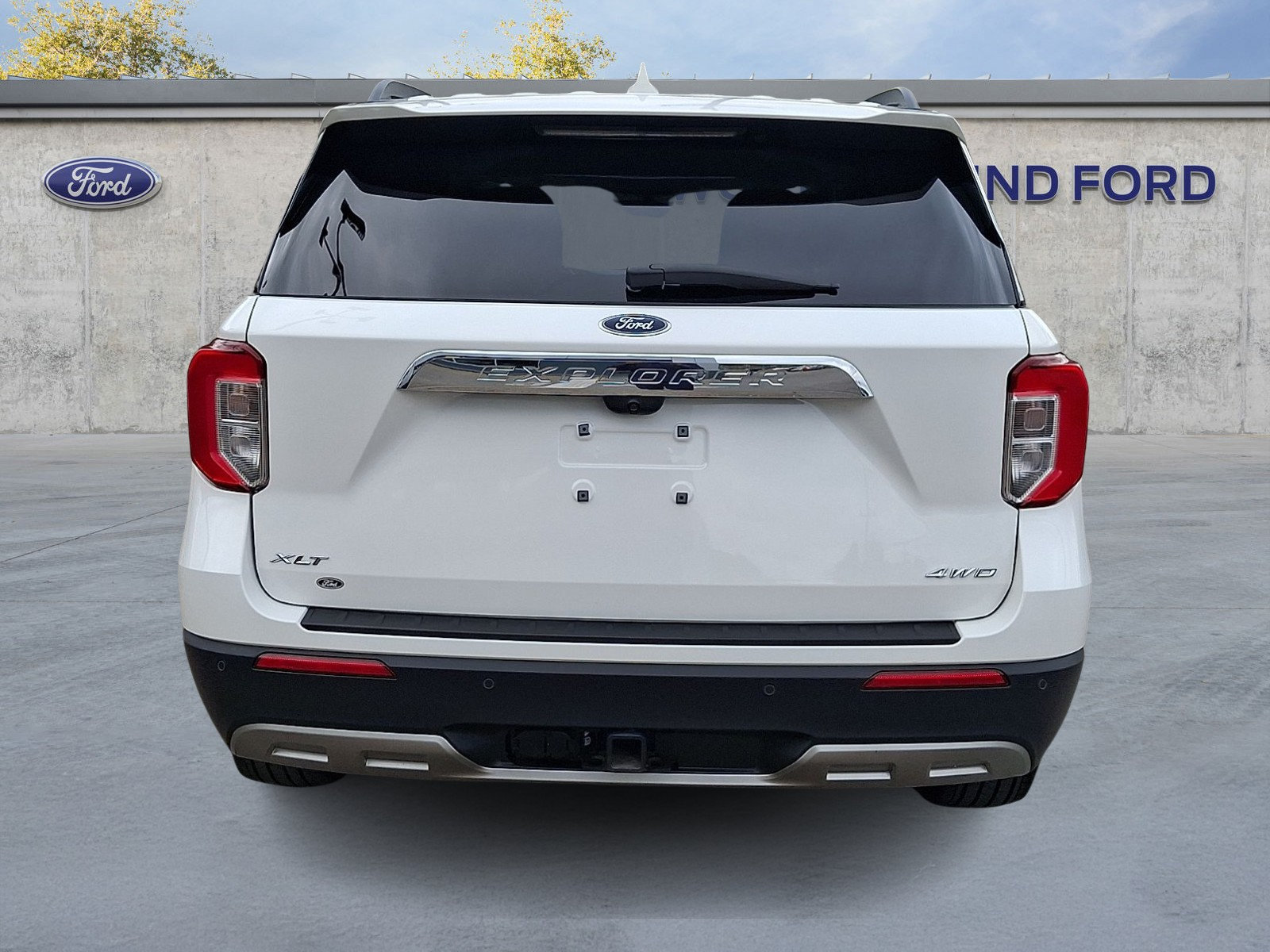 Used 2023 Ford Explorer XLT w/ Equipment Group 202A AWD/4WD image 5