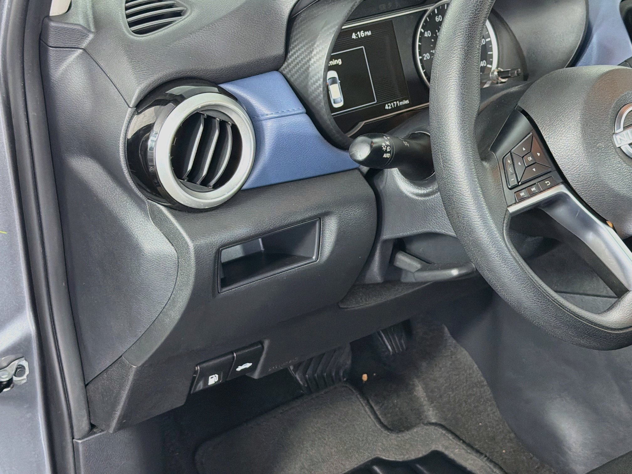 Used 2025 Nissan Versa SV FWD image 17