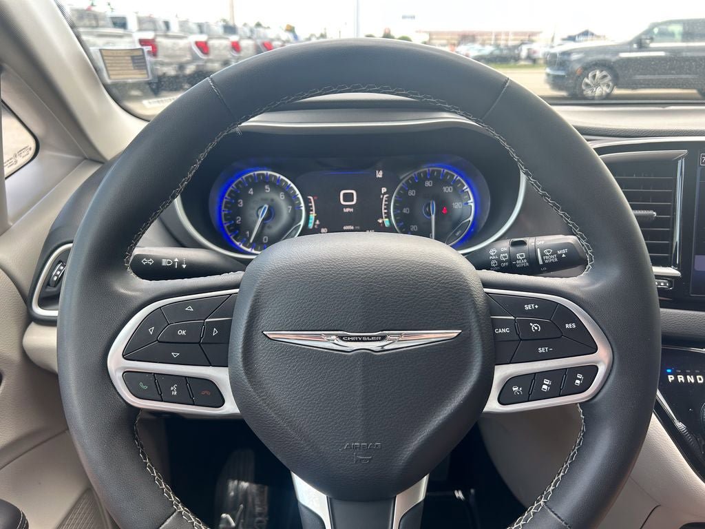 Used 2023 Chrysler Pacifica Touring-L FWD image 30