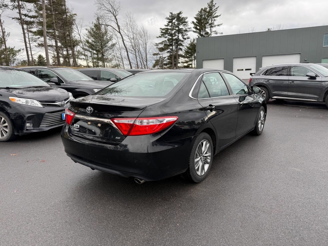Used 2017 Toyota Camry SE w/ Moonroof Package FWD image 4