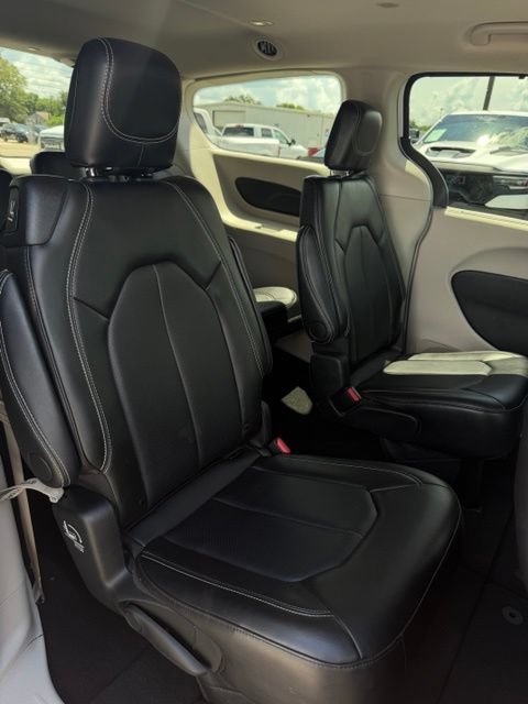 Used 2024 Chrysler Pacifica Touring-L FWD image 32