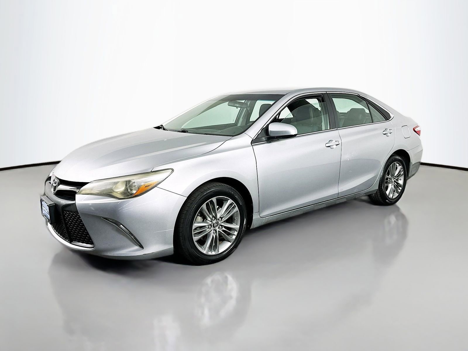 Used 2015 Toyota Camry SE FWD image 3