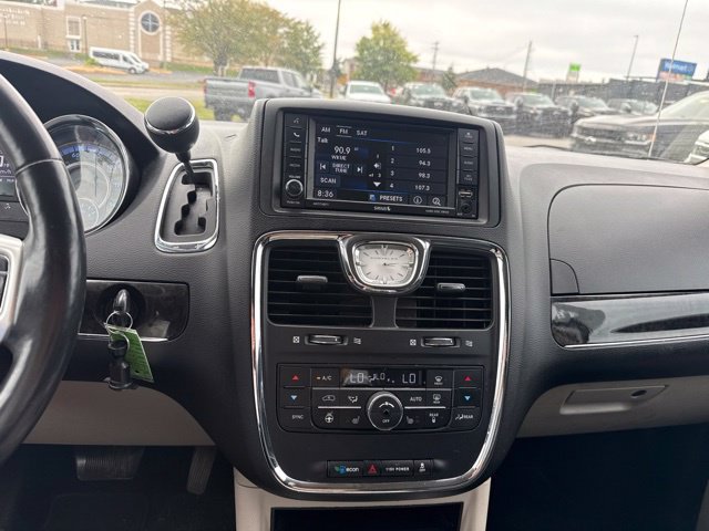 Used 2016 Chrysler Town & Country Touring w/ Driver Convenience Group FWD image 19