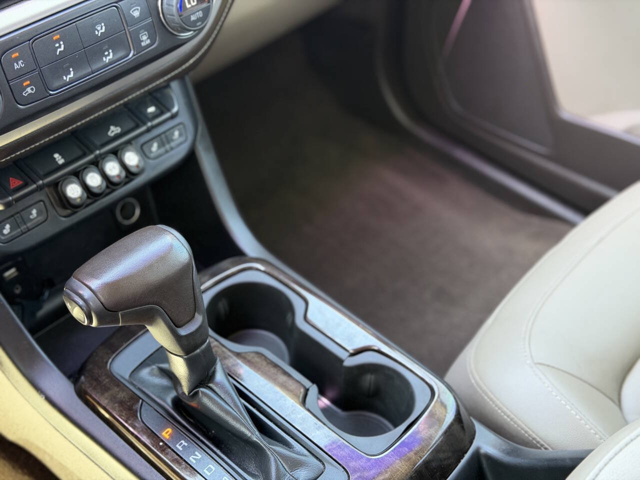 Used 2015 GMC Canyon SLT AWD/4WD image 25