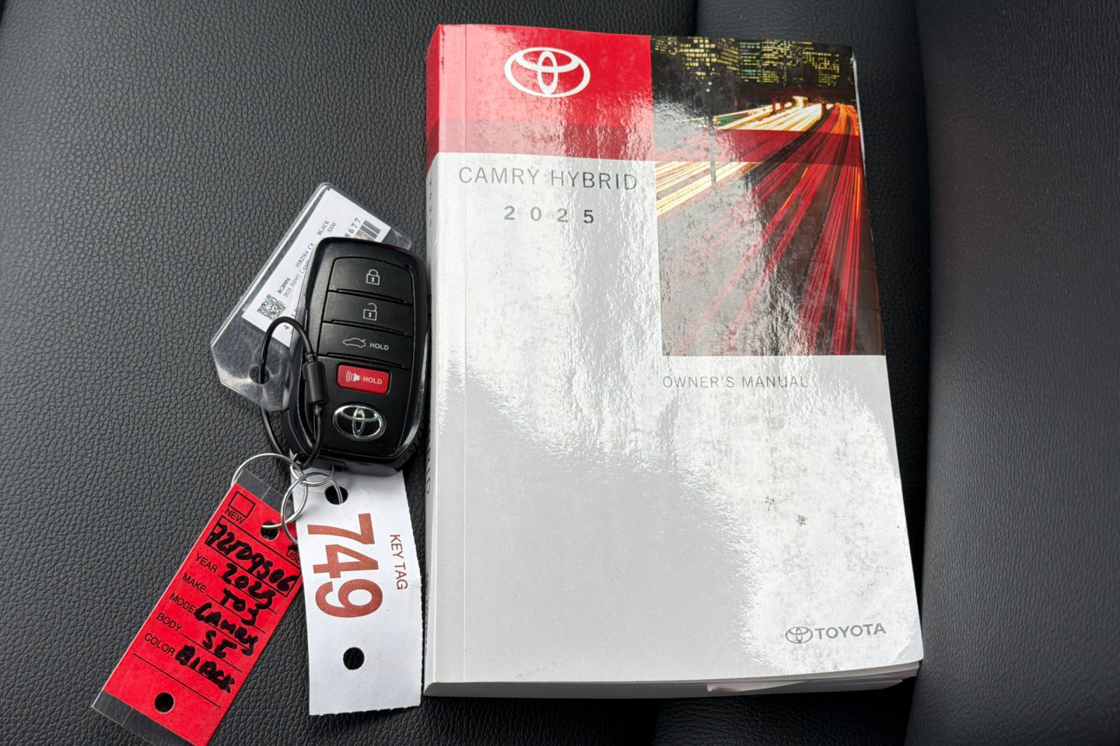 Used 2025 Toyota Camry SE FWD image 11