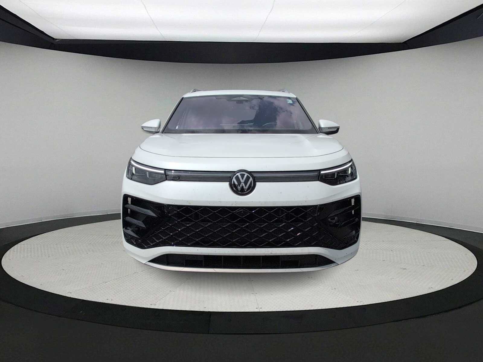 Used 2025 Volkswagen Tiguan SEL R-Line AWD/4WD image 3