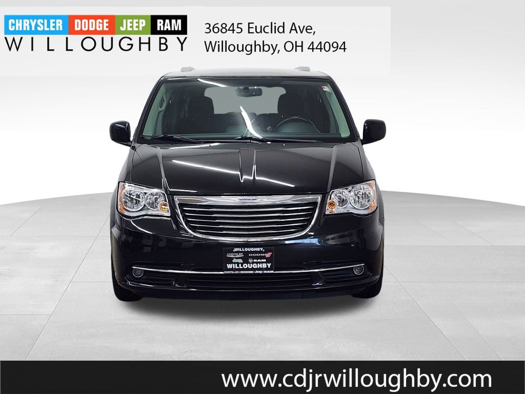 Used 2014 Chrysler Town & Country Touring image 2