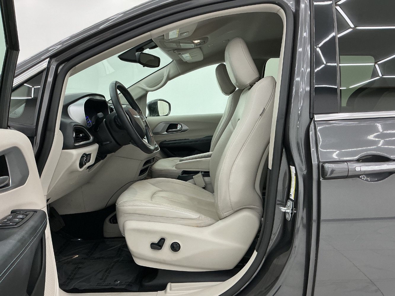 Used 2018 Chrysler Pacifica Touring-L FWD image 14