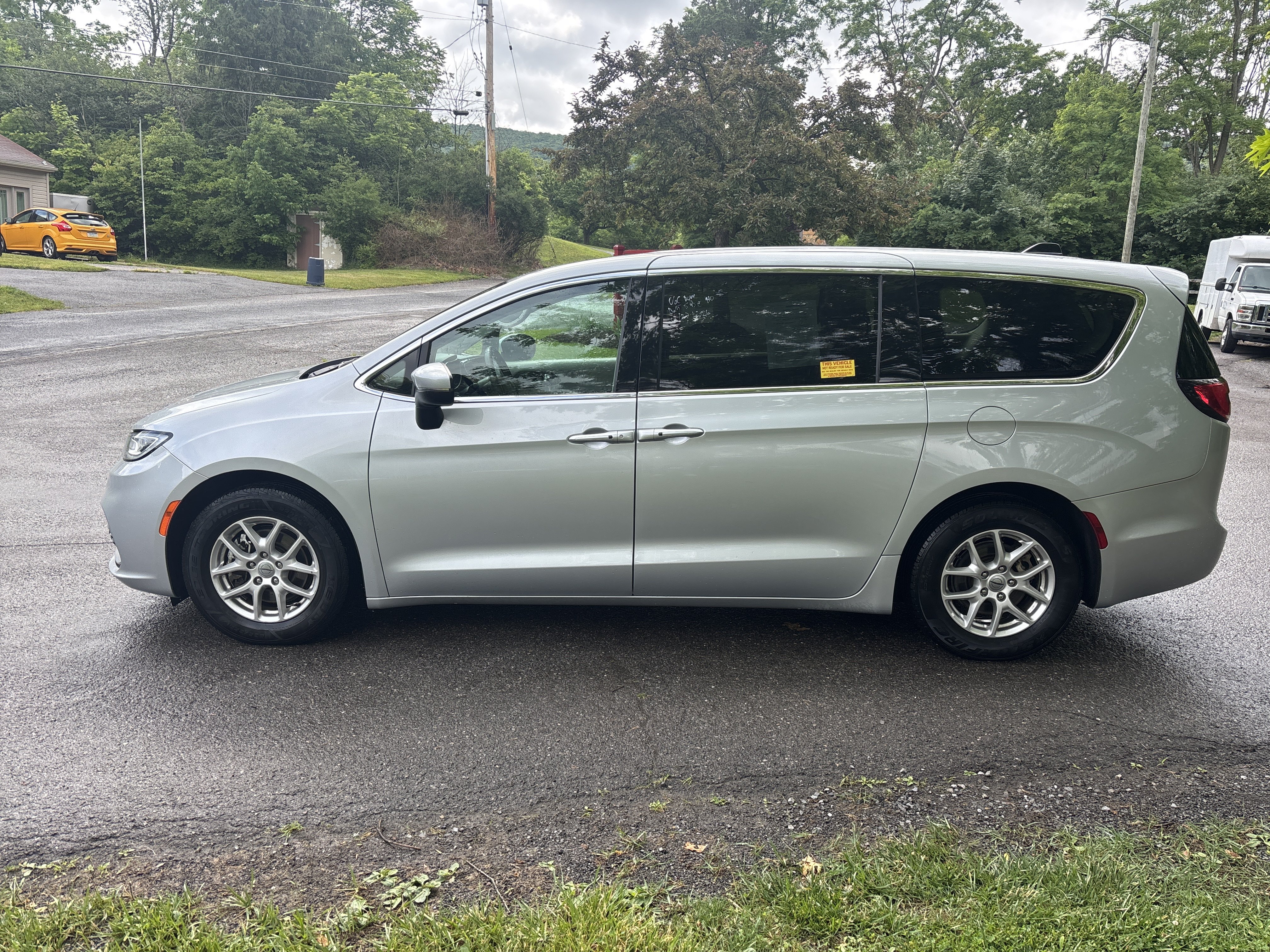 Used 2023 Chrysler Pacifica Touring-L FWD image 7