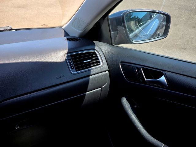 Used 2011 Volkswagen Jetta SE FWD image 24
