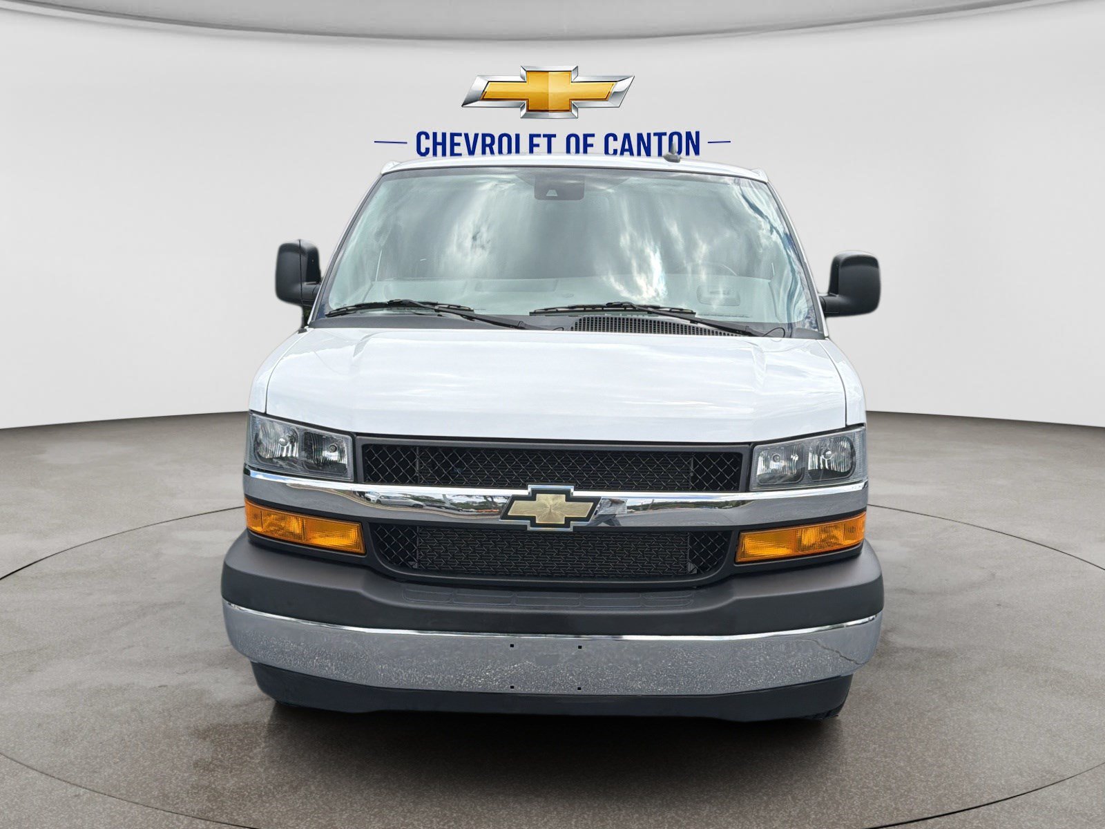 Used 2022 Chevrolet Express 2500 LT RWD image 2