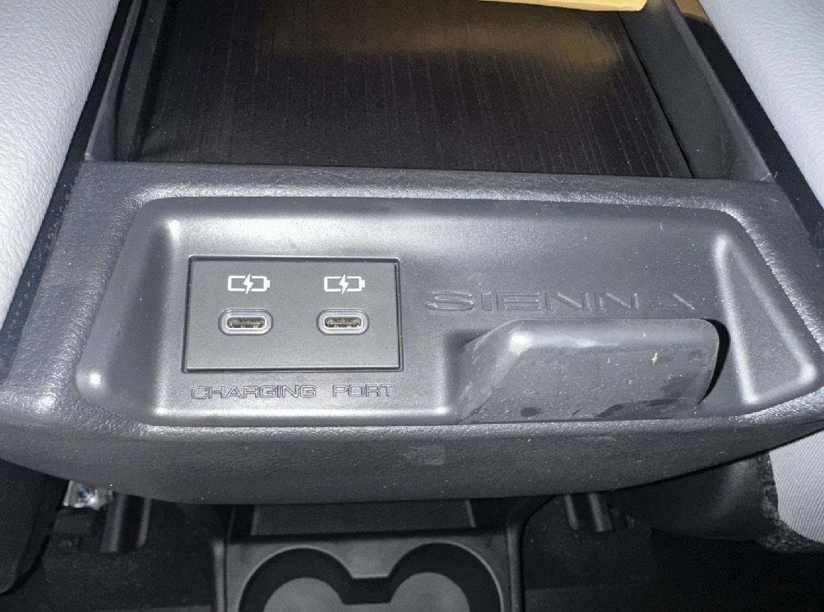 Used 2025 Toyota Sienna LE image 15