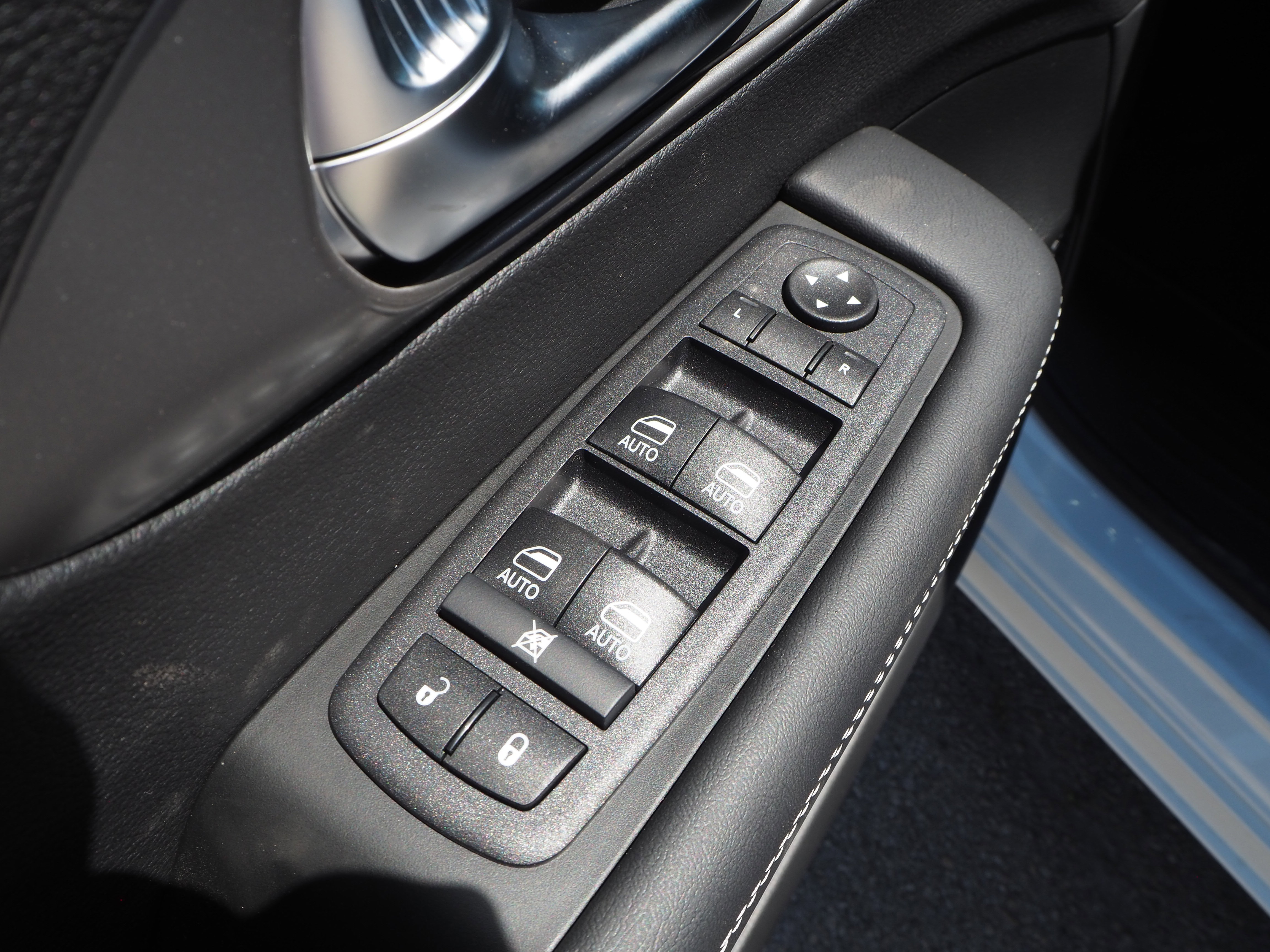 New 2025 Chrysler Pacifica Select w/ Uconnect Theater Family Group FWD image 28