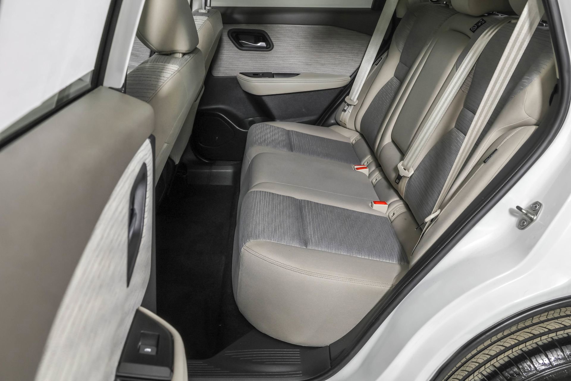 Used 2023 Nissan Rogue SV image 35