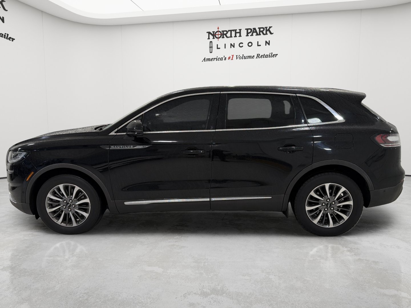 Used 2022 Lincoln Nautilus Reserve FWD image 2