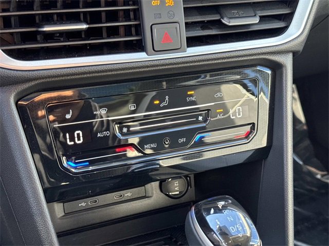 Certified 2025 Volkswagen Taos SE w/ Panoramic Sunroof Package image 21