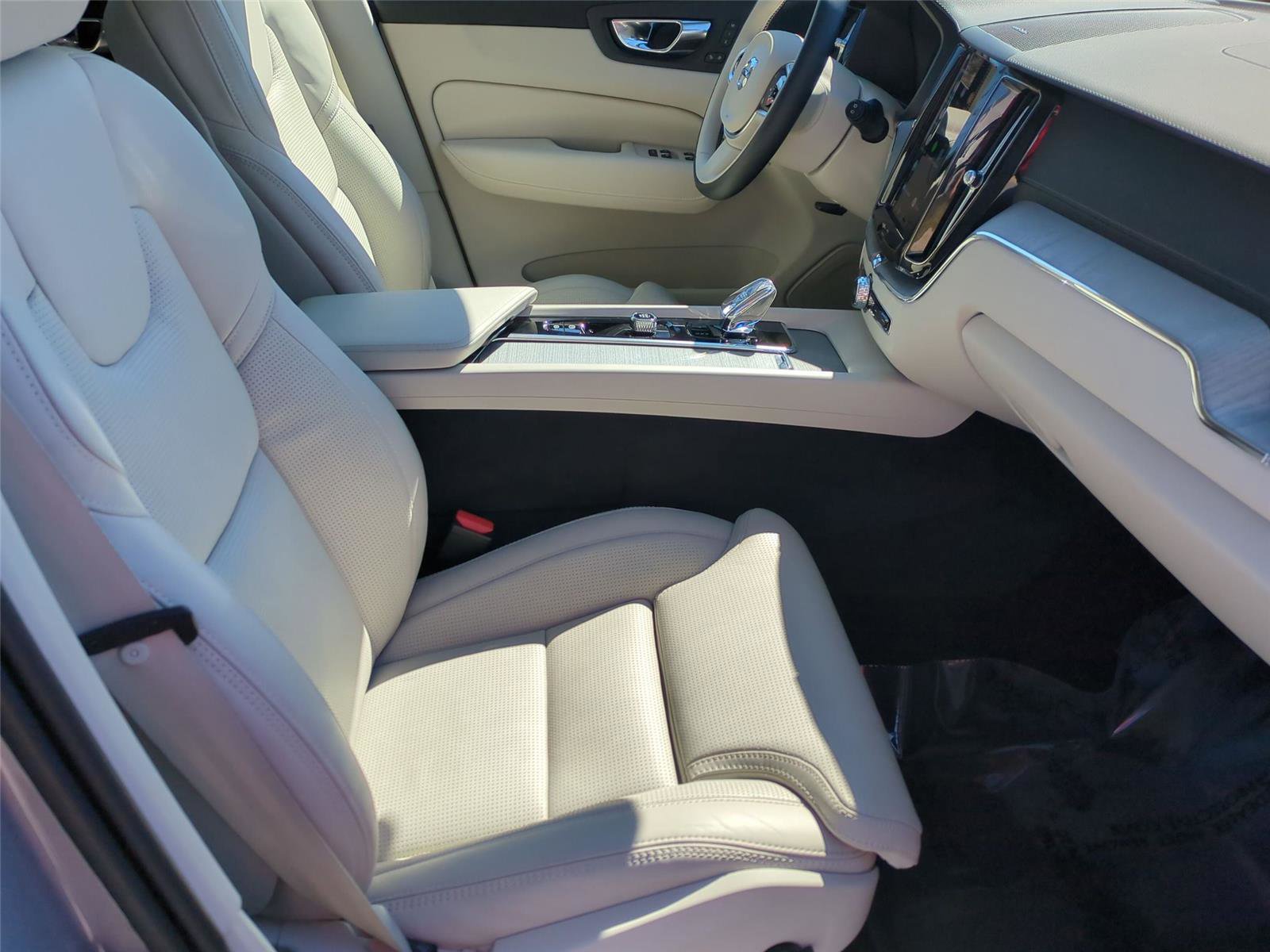 Used 2025 Volvo XC60 T8 Ultra w/ Protection Package Premier image 21