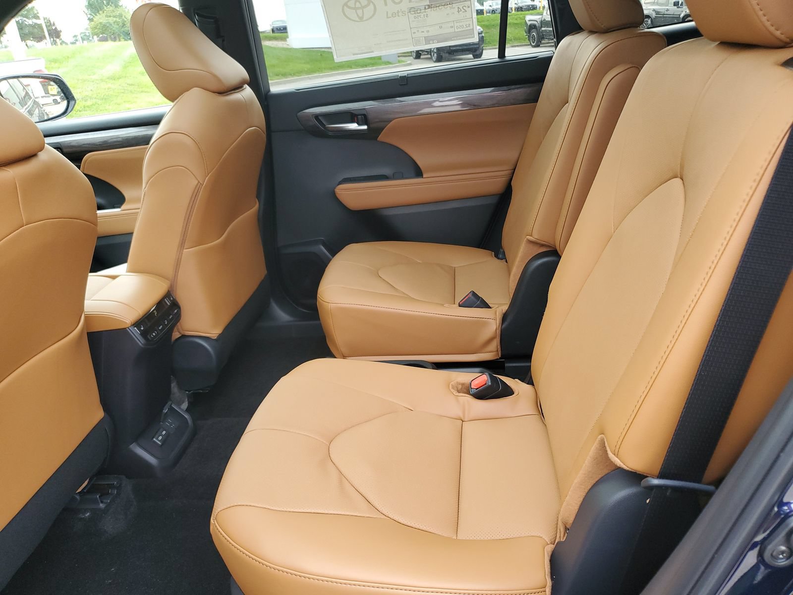 New 2026 Toyota Highlander Platinum AWD/4WD image 13
