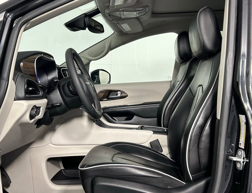 Used 2023 Chrysler Pacifica Limited image 31
