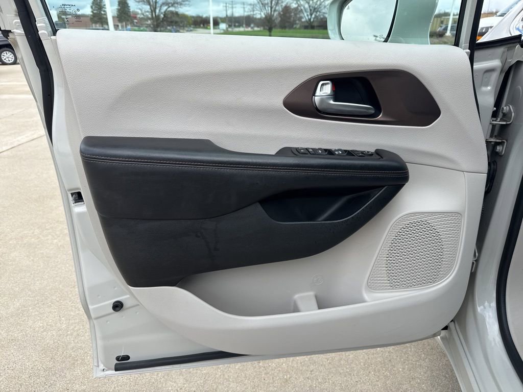 Used 2017 Chrysler Pacifica Touring-L image 16