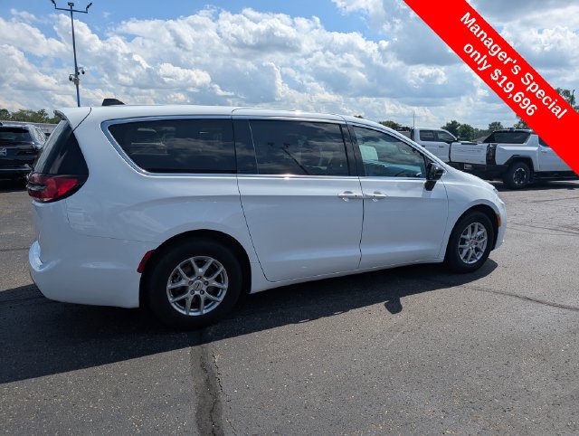 Used 2024 Chrysler Pacifica Touring-L FWD image 8