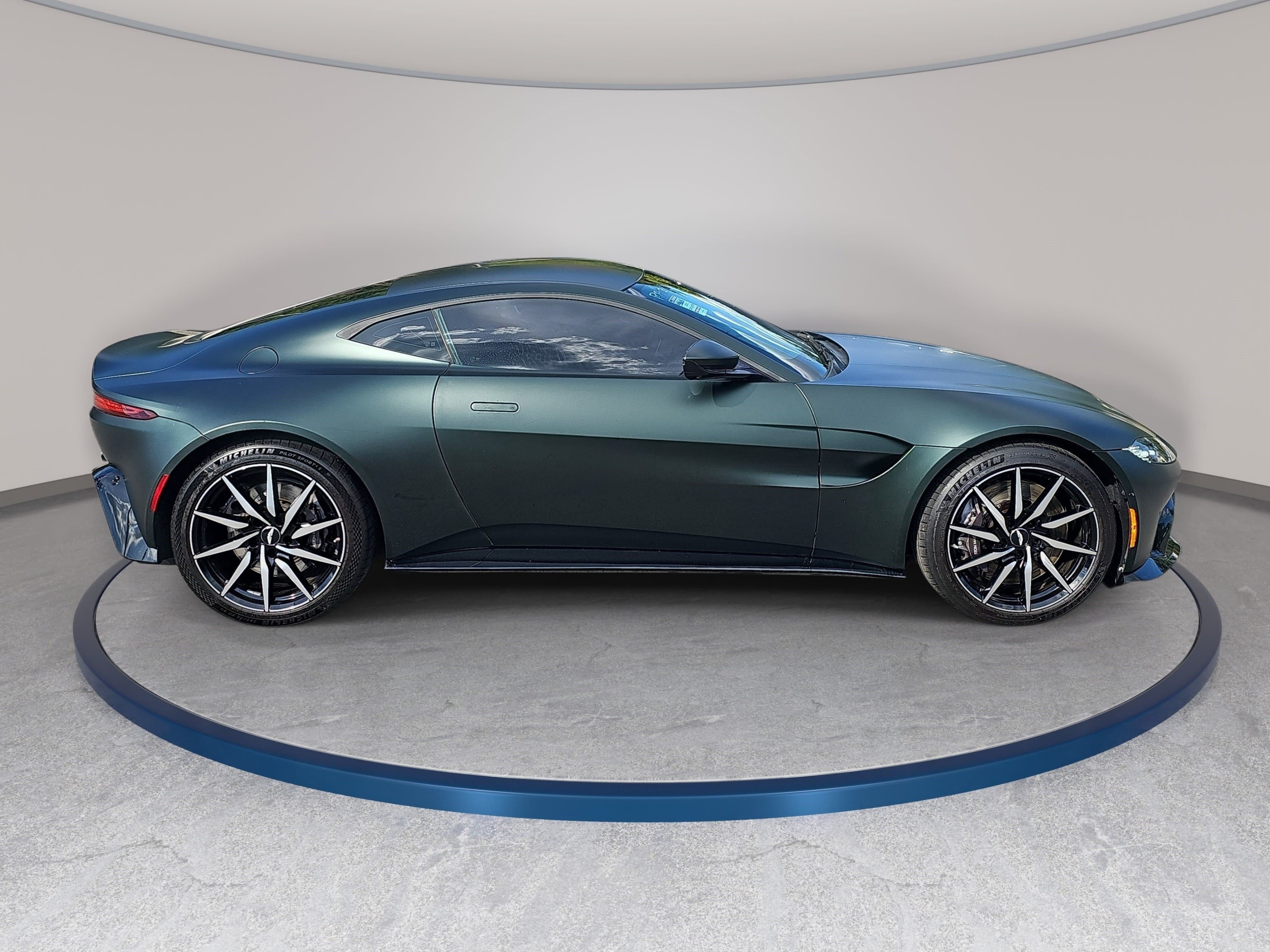 Used 2019 Aston Martin V8 Vantage Coupe RWD image 4