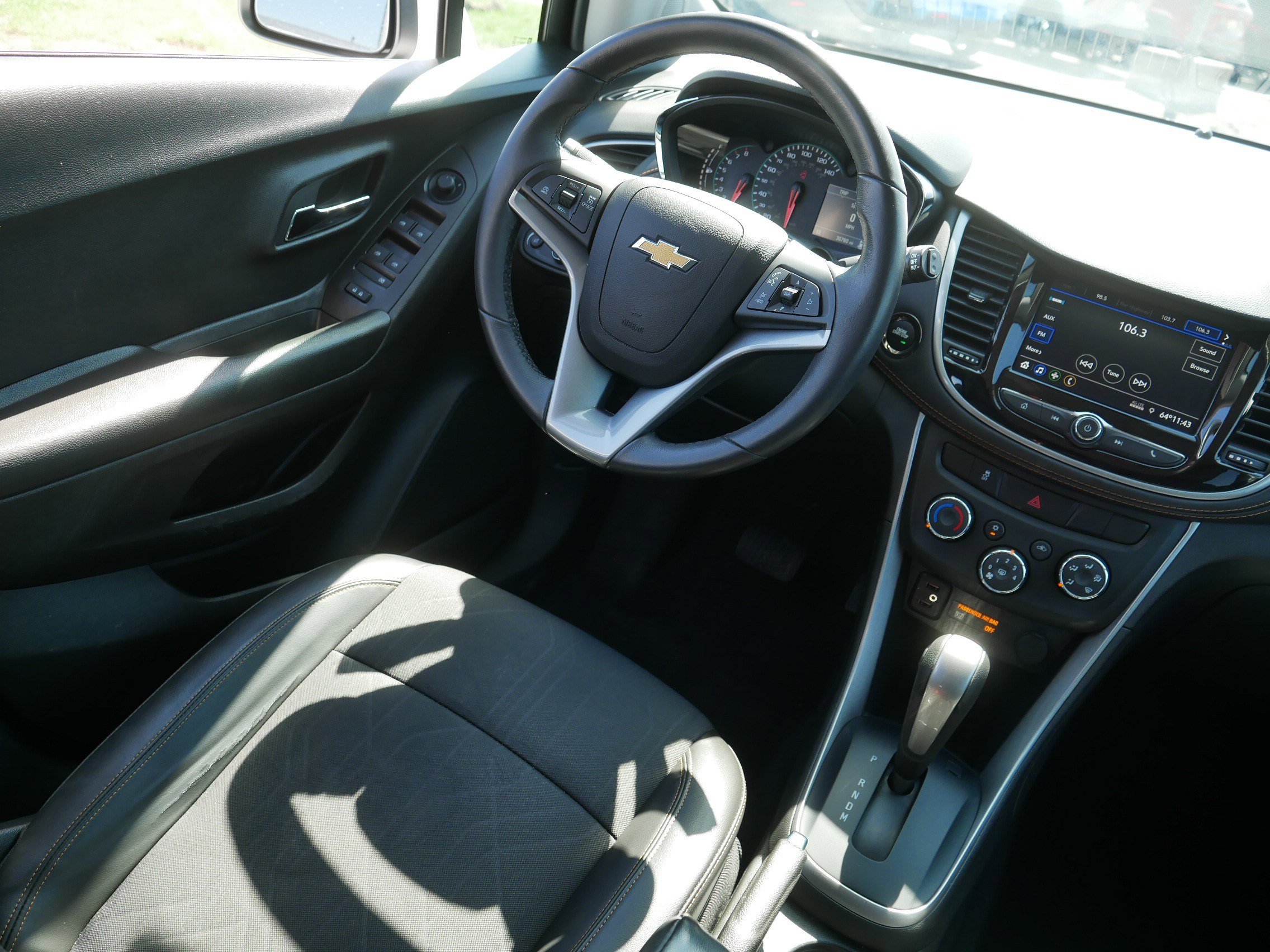 Used 2022 Chevrolet Trax LT w/ LT Convenience Package image 9