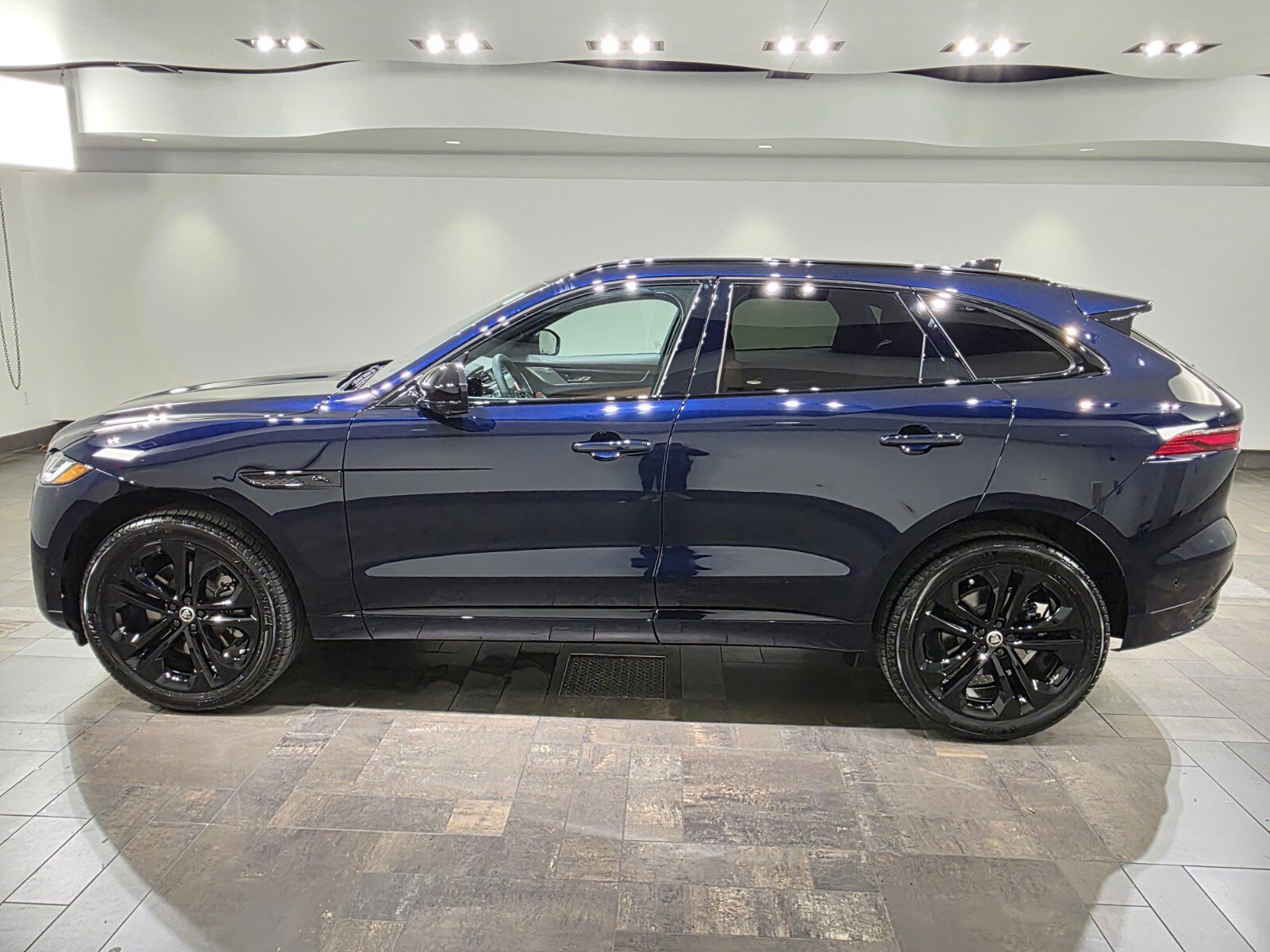 New 2026 Jaguar F-PACE R-Dynamic S image 3
