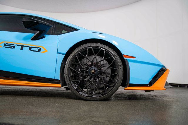 Used 2021 Lamborghini Huracan STO RWD image 11