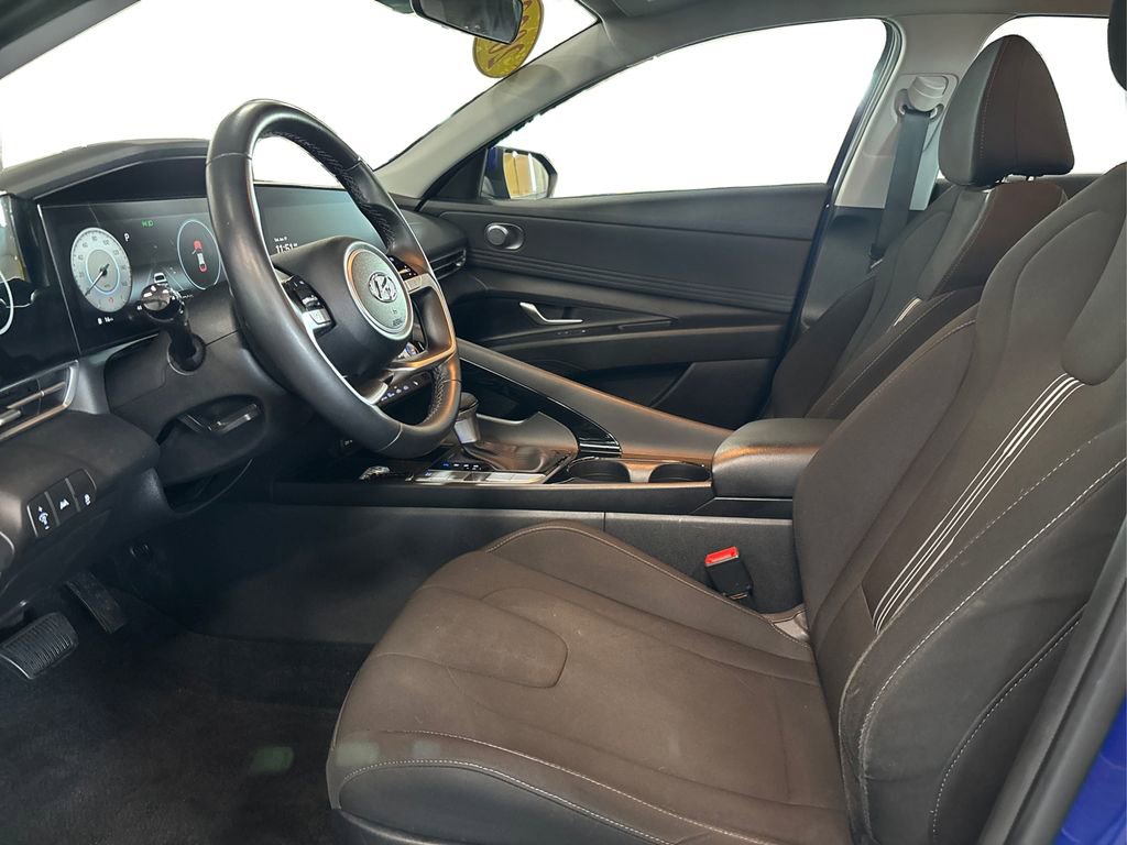 Used 2023 Hyundai Elantra SEL w/ Convenience Package image 9