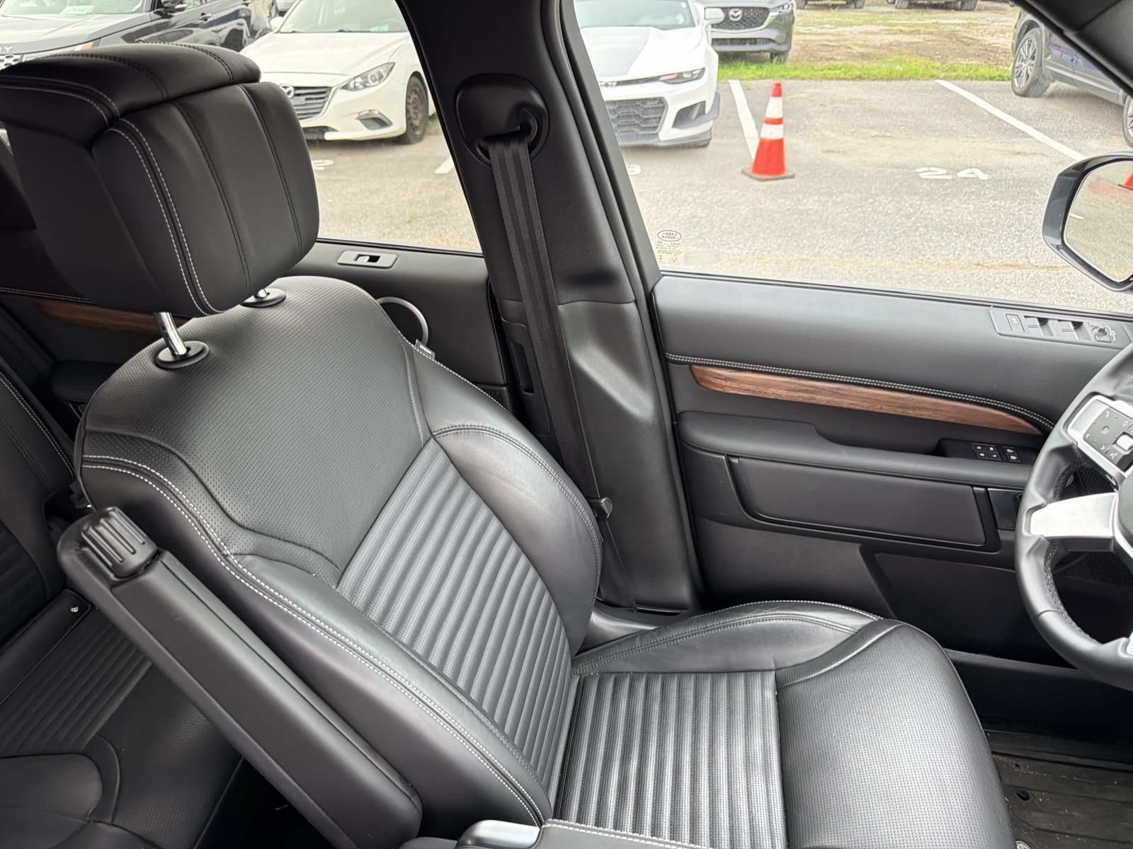 Used 2025 Land Rover Discovery Dynamic SE AWD/4WD image 11