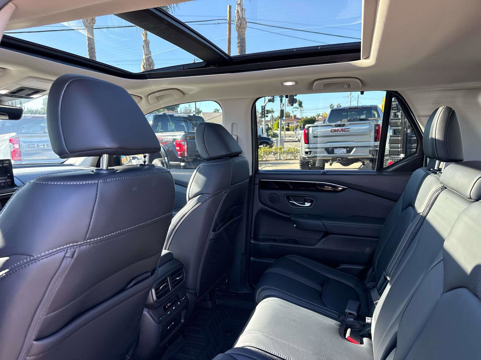 Used 2025 Honda Pilot Touring image 11