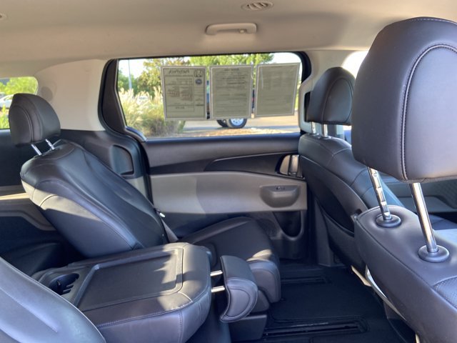 Used 2025 Kia Carnival FWD image 21