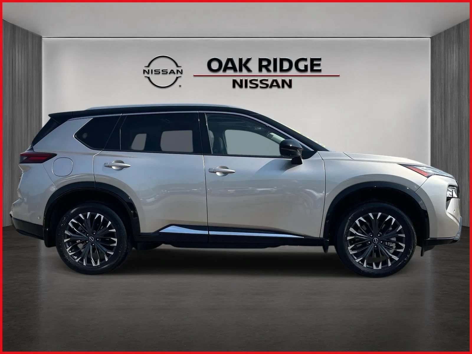 Used 2025 Nissan Rogue Platinum w/ Tech Package FWD image 2